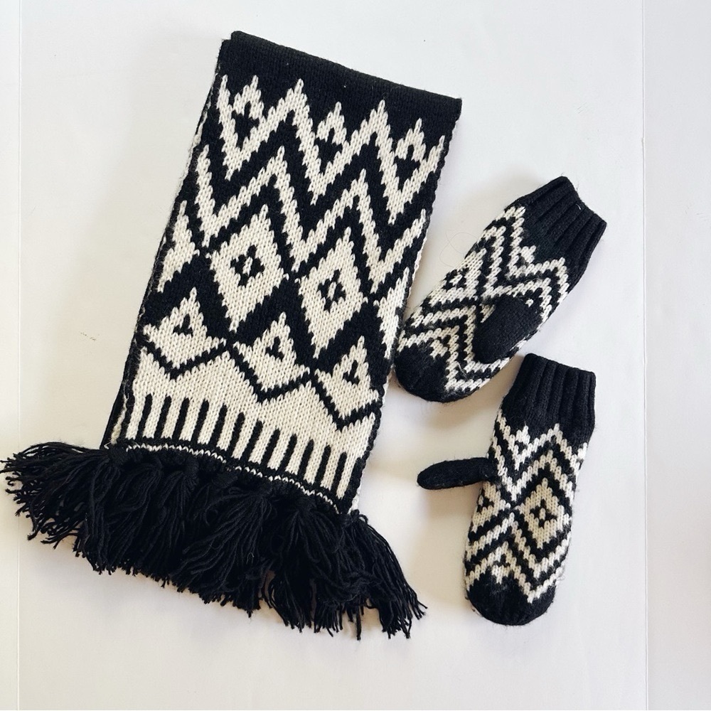 Old Navy Fringed Sweater Knit Scarf Black White Chunky Tassel & Gloves